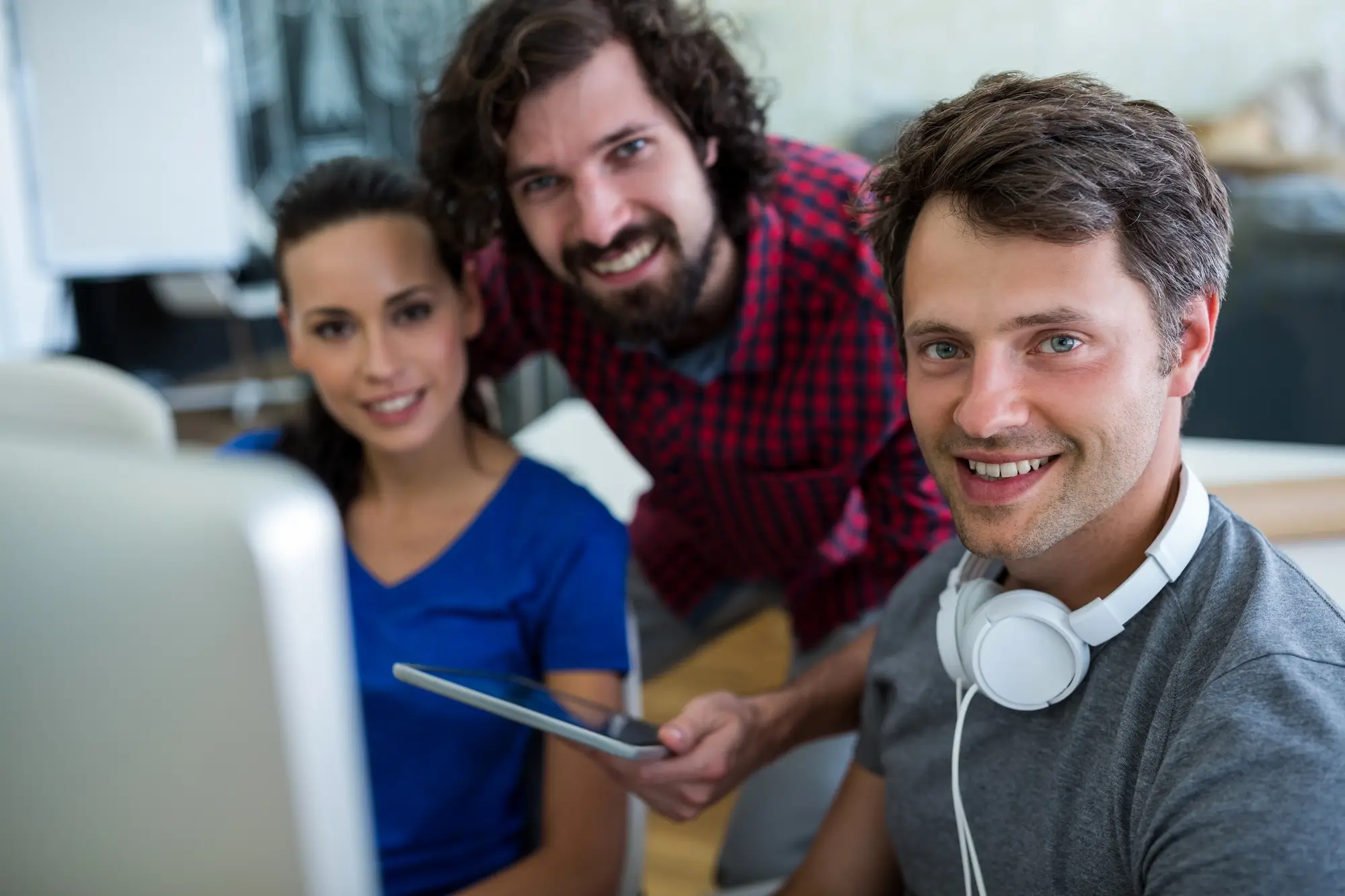 Gente feliz mirando a cámara