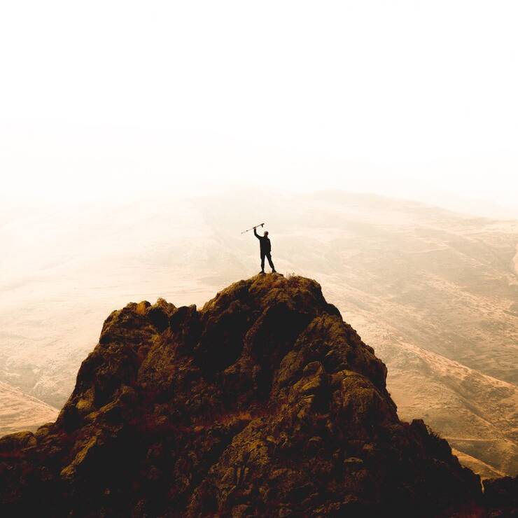 Persona en la cima de una montaña